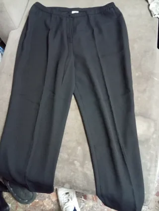 Jersey blanco y pantalón de pinzas