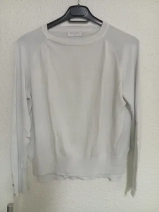 Jersey blanco y pantalón de pinzas