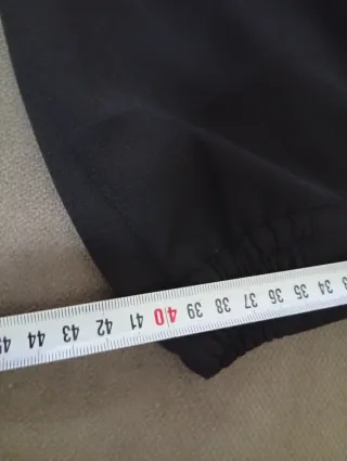 Jersey blanco y pantalón de pinzas