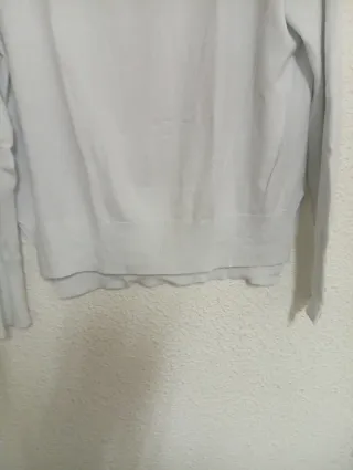 Jersey blanco y pantalón de pinzas