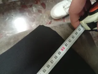 Jersey blanco y pantalón de pinzas