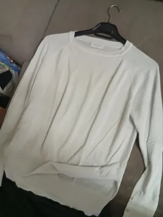 Jersey blanco y pantalón de pinzas