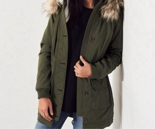 Abrigo Hollister verde con capucha y pelitos