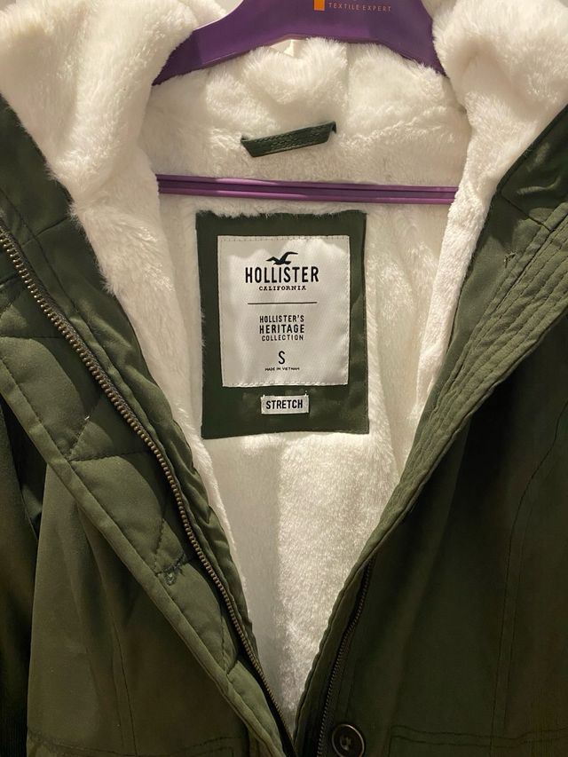 Abrigo Hollister verde con capucha y pelitos