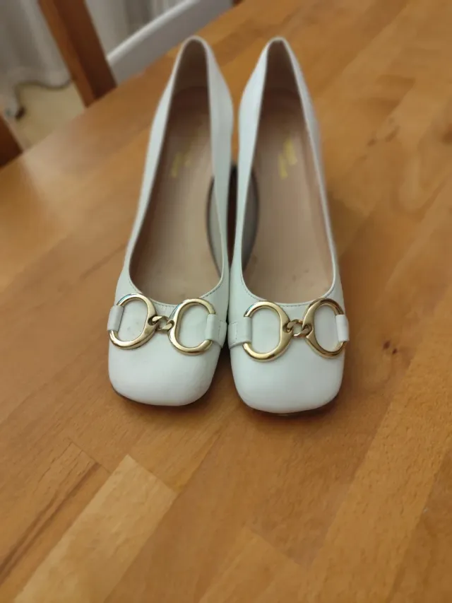 Décolleté artigianali bianche con fibbia oro