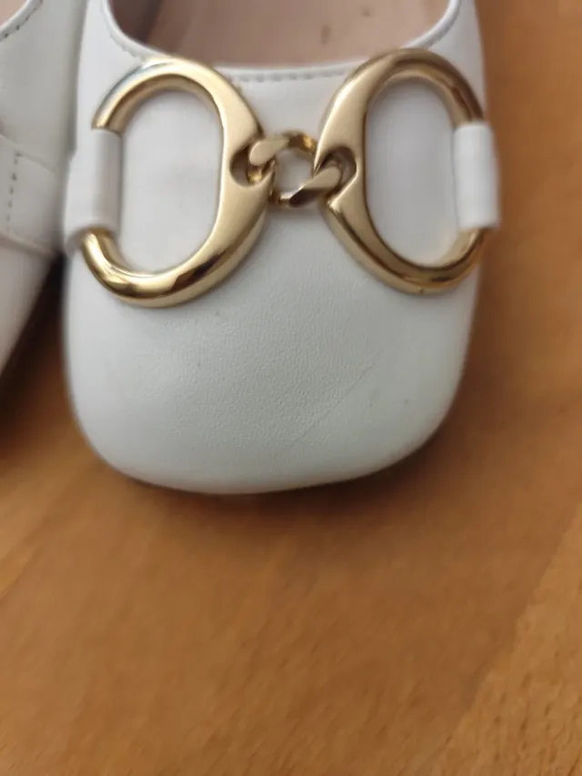 Décolleté artigianali bianche con fibbia oro