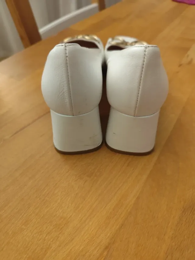 Décolleté artigianali bianche con fibbia oro