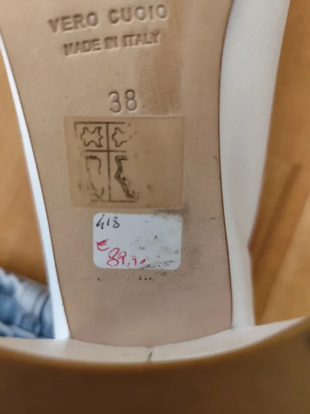 Décolleté artigianali bianche con fibbia oro