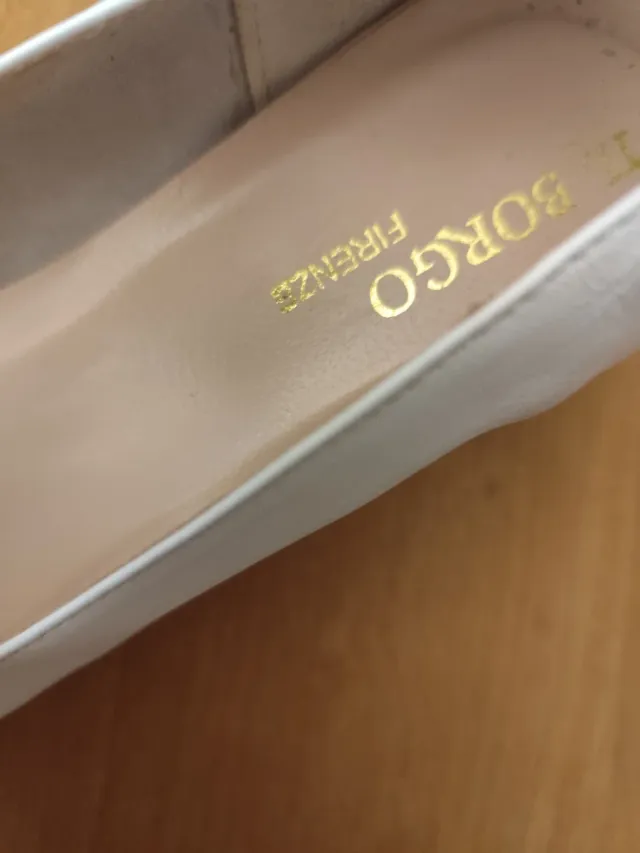 Décolleté artigianali bianche con fibbia oro