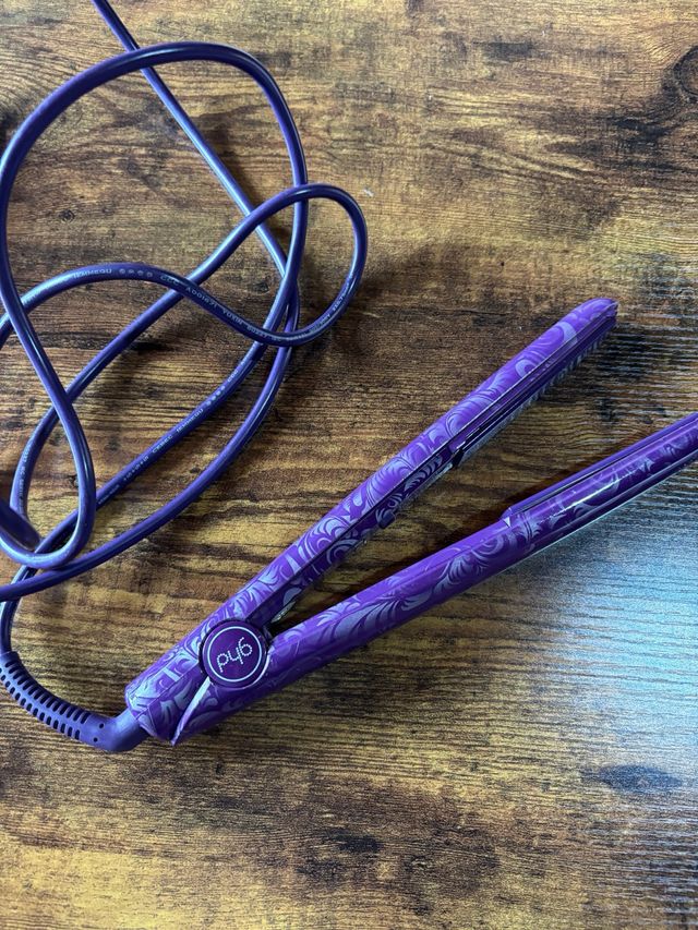 Plancha de pelo GHD morada con diseño
