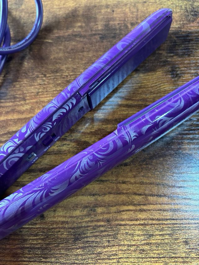 Plancha de pelo GHD morada con diseño