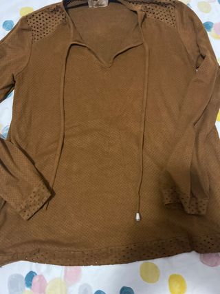 Camiseta marrón con perforaciones no envio