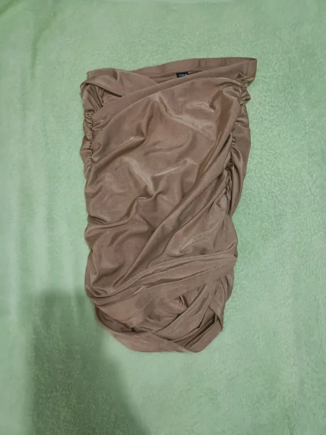 Falda beige drapeada