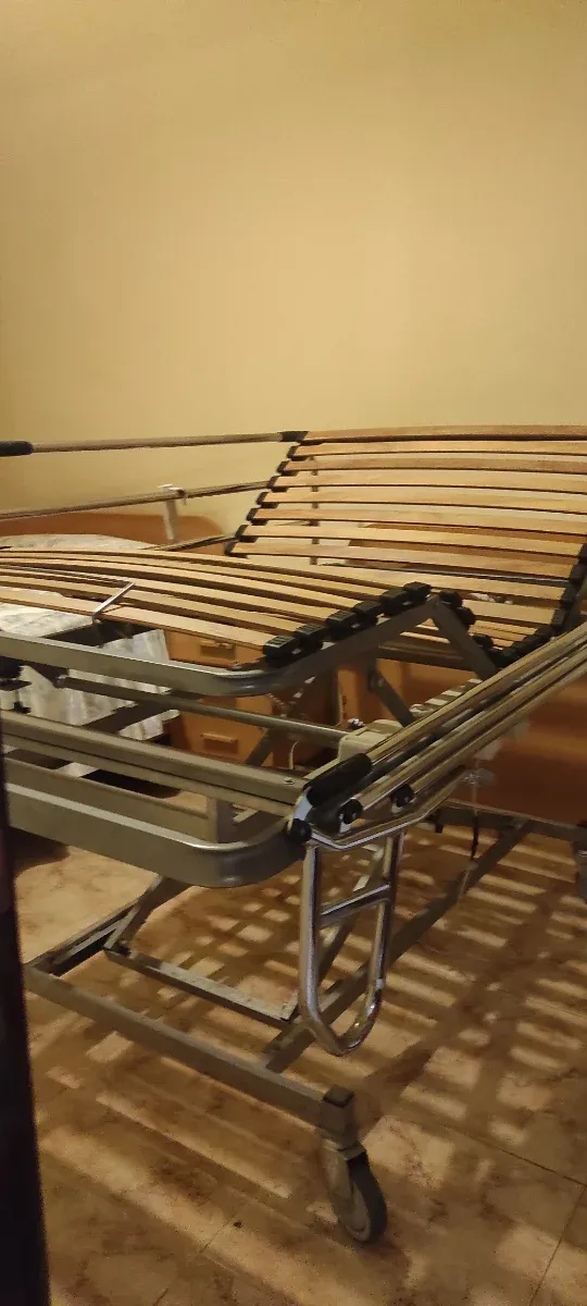 Cama articulada con barandillas. Muy robusta