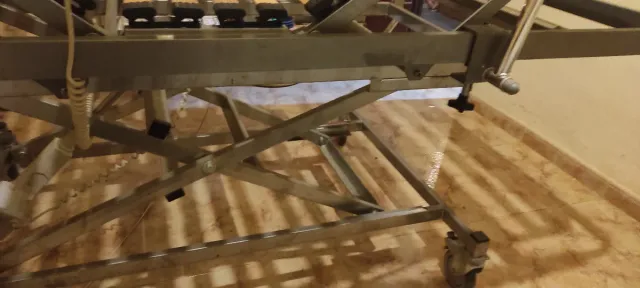 Cama articulada con barandillas. Muy robusta