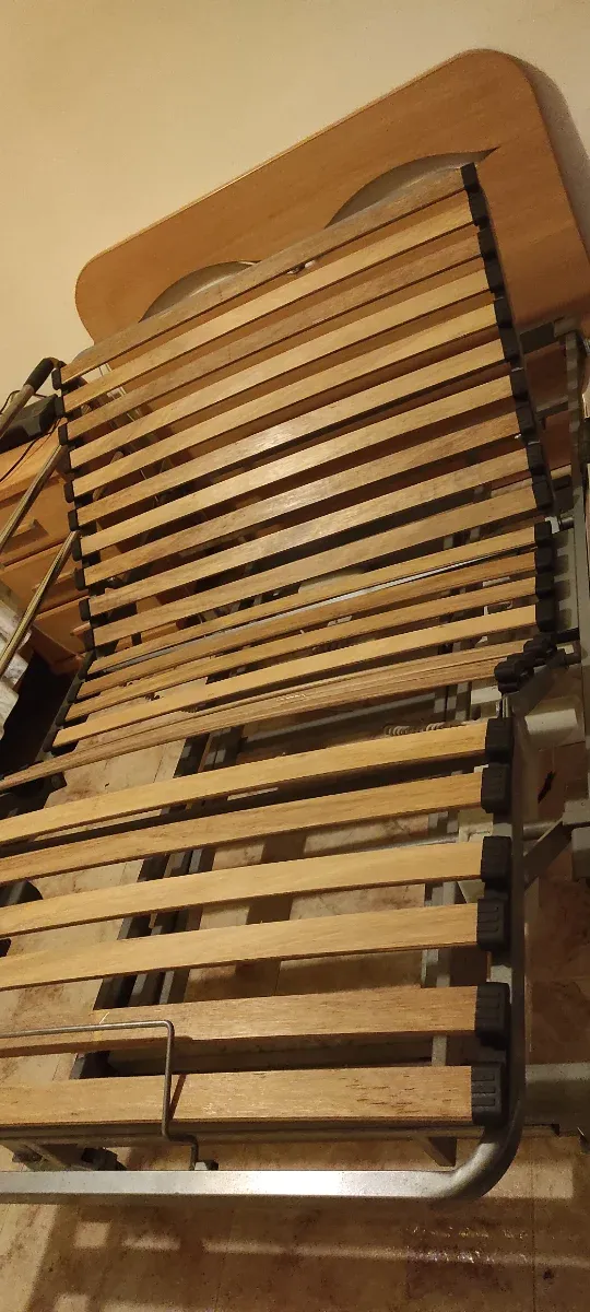 Cama articulada con barandillas. Muy robusta