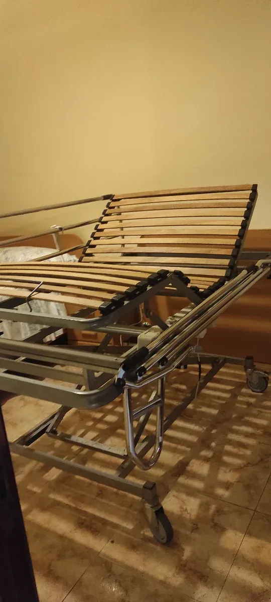 Cama articulada con barandillas. Muy robusta