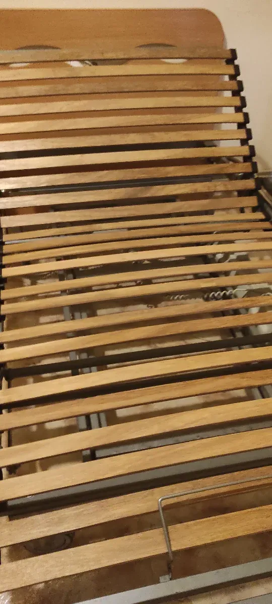 Cama articulada con barandillas. Muy robusta