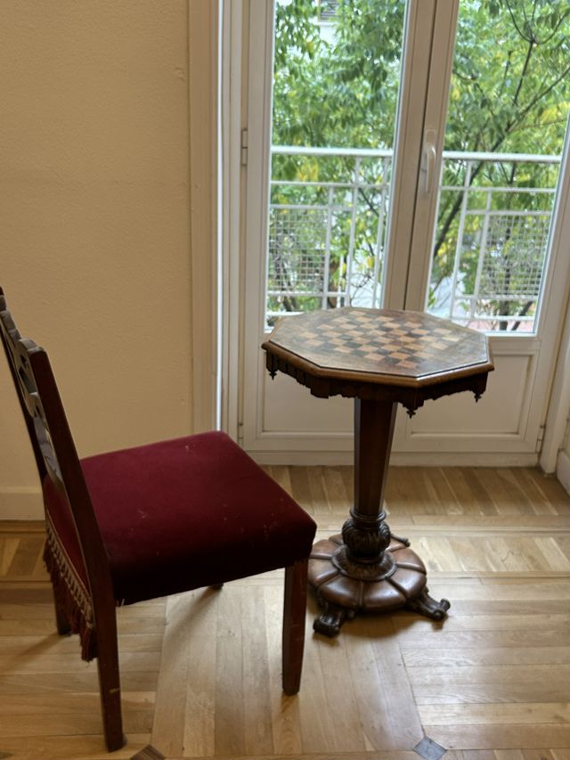 Tavolo in legno con scacchiera