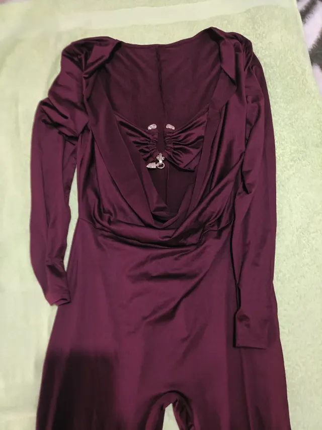 Mono burdeos elegante