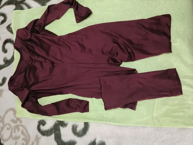 Mono burdeos elegante