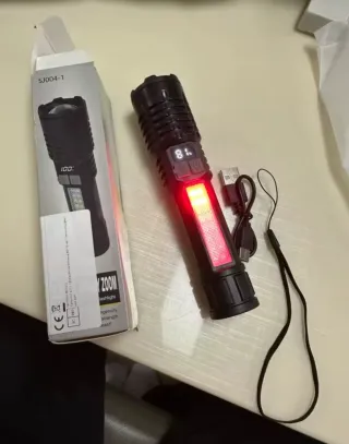 Linterna LED Recargable con Pantalla