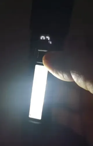 Linterna LED Recargable con Pantalla