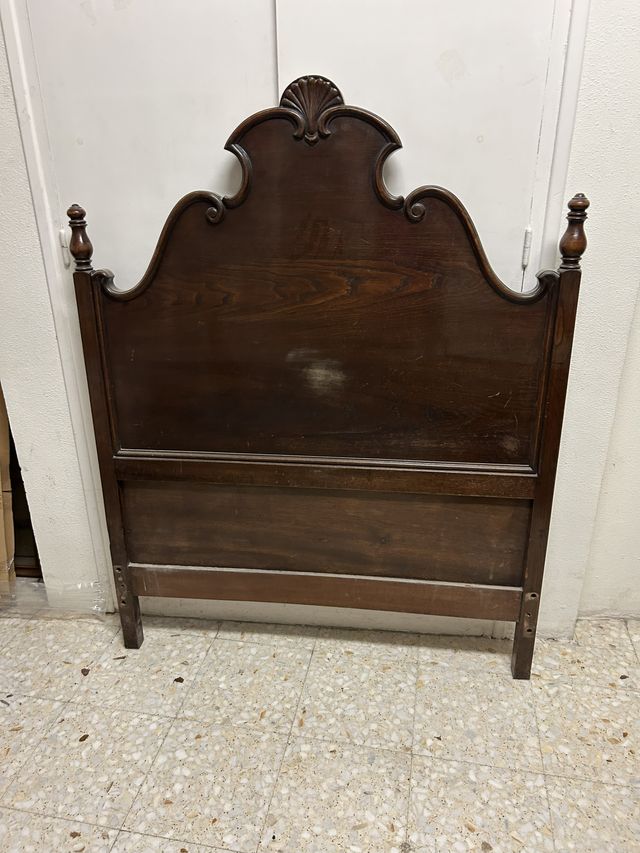 Coppia di testate in legno intagliato