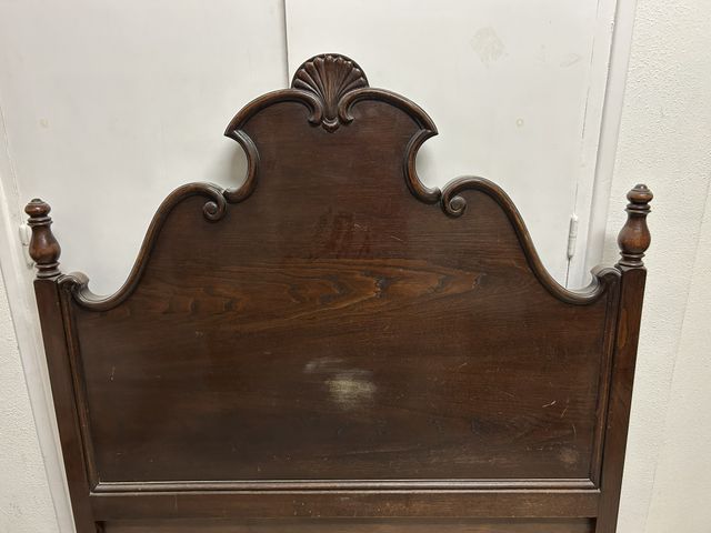 Coppia di testate in legno intagliato