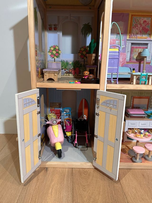 Casa di bambole in legno per Barbie