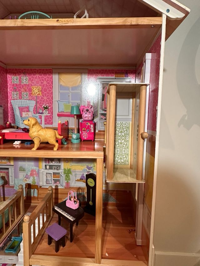 Casa di bambole in legno per Barbie