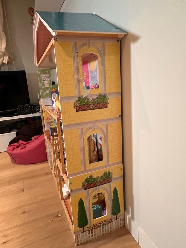 Casa di bambole in legno per Barbie
