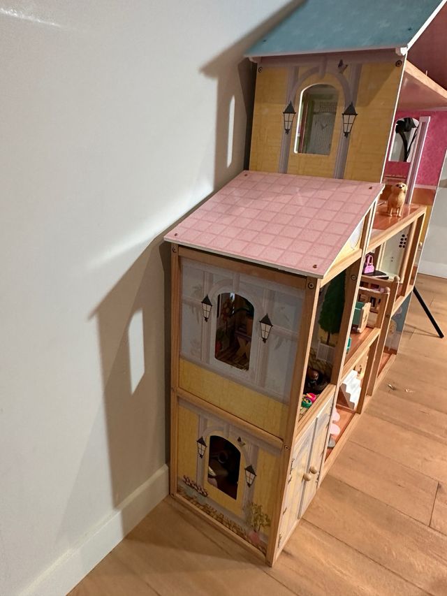 Casa di bambole in legno per Barbie