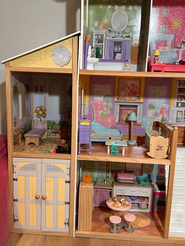 Casa di bambole in legno per Barbie