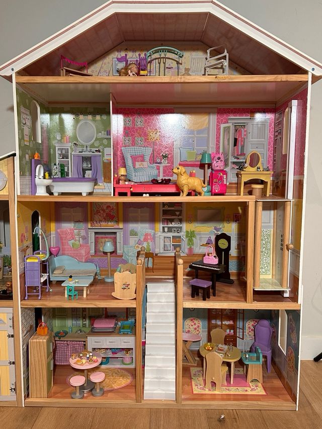 Casa di bambole in legno per Barbie