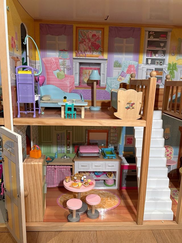Casa di bambole in legno per Barbie