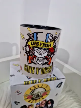 Caneca Guns N' Roses Crânio com Armas