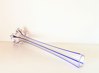 Jarra vidro translúcido com fios azuis