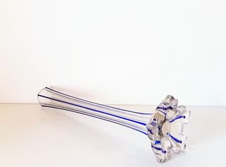 Jarra vidro translúcido com fios azuis