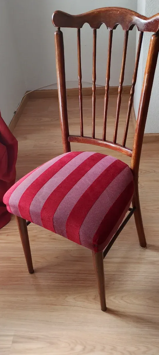 Sillas de madera con asiento de tela