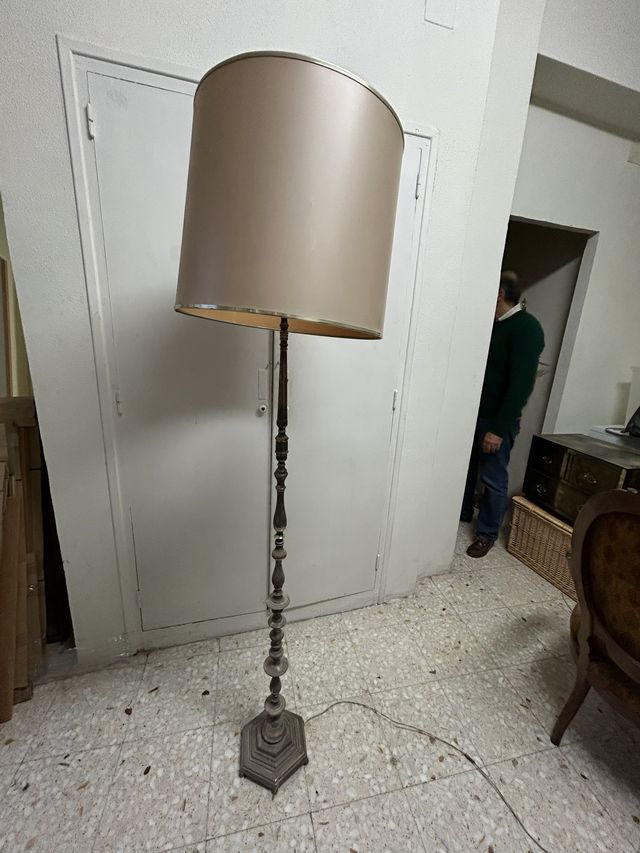 Lampada da terra beige e dorata