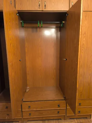 Armario de madera marrón