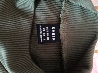 Camiseta Shein verde con abertura