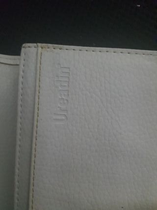 Cartera blanca con cierre