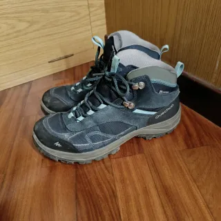Botas de montaña Decathlon azules y grises