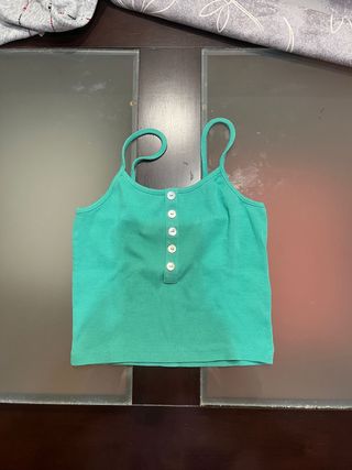 Top verde con botones