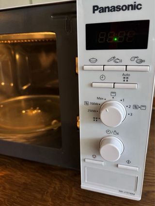 Microondas Panasonic NNJ151WM