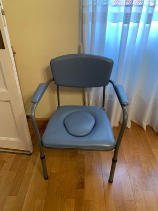 Silla geriátrica con orinal.