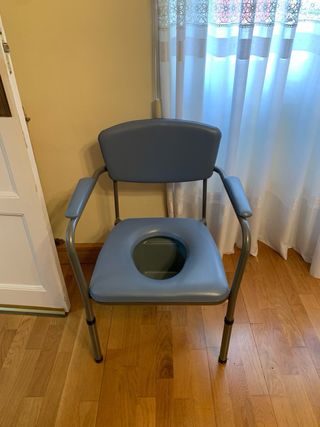 Silla geriátrica con orinal.