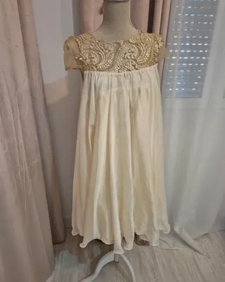 Vestido de fiesta beige y blanco